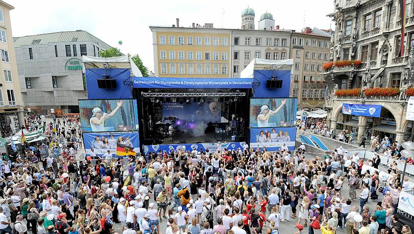 Spannung am Marienplatz: In Kürze werden tausende Fans auf die Entscheidung über die Olympia-Vergabe hinfiebern. Spannung am Marienplatz: In Kürze werden tausende Fans auf die Entscheidung über die Olympia-Vergabe hinfiebern.