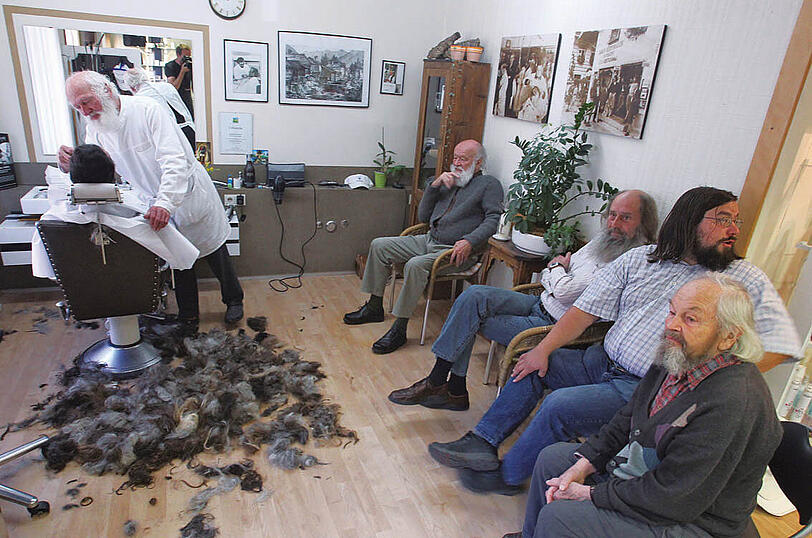 Eine Aufnahme des dpa-Fotografen Karl-Josef
Hildenbrand von den Oberammergauer Passionsspielen ist zum Pressefoto
Bayern 2011 gekürt worden. Die Jury des Bayerischen Journalisten-Verbands wählte das Siegerfoto einstimmig aus 780
Bildern, wie der Verband am Mittwoch mitteilte. Der Bildjournalist
aus Kaufbeuren erhält ein Preisgeld von 2500 Euro.