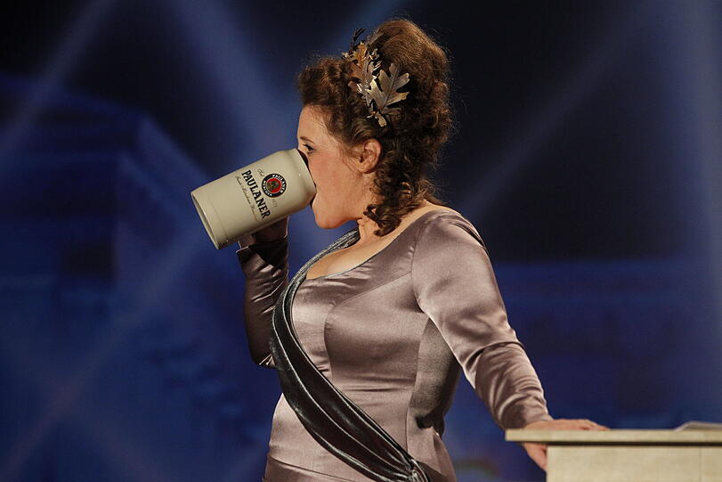 Luise Kinseher: die Bilder von ihrem ersten Auftritt als Bavaria auf dem Nockherberg im März 2011.