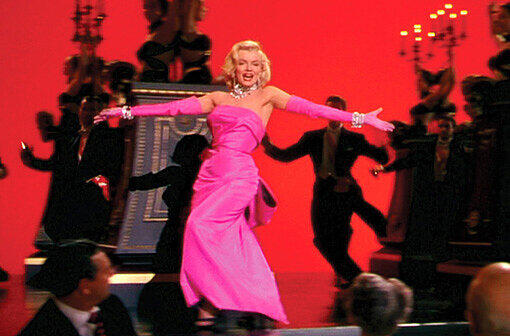 Der zweitbekannteste Satz, den Marilyn Monroe je gesungen hat, war: "Diamonds are a girl's best friend" - "Diamanten sind der beste Freund eines Mädchens." Mit diesem Song tritt Monroe im Film "Blondinen bevorzugt" auf die Bühne.