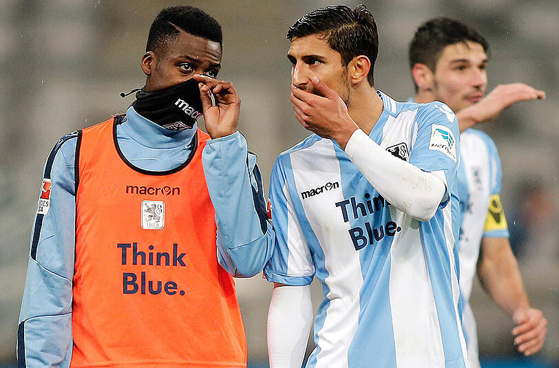Sertan Yegenoglu (rechts) und sein 1860-Kollege Stephane Mvibudulu unmittelbar nach der 0:1-Pleite gegen den FSV Frankfurt.