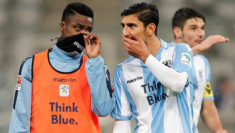 Sertan Yegenoglu (rechts) und sein 1860-Kollege Stephane Mvibudulu unmittelbar nach der 0:1-Pleite gegen den FSV Frankfurt. Sertan Yegenoglu (rechts) und sein 1860-Kollege Stephane Mvibudulu unmittelbar nach der 0:1-Pleite gegen den FSV Frankfurt.