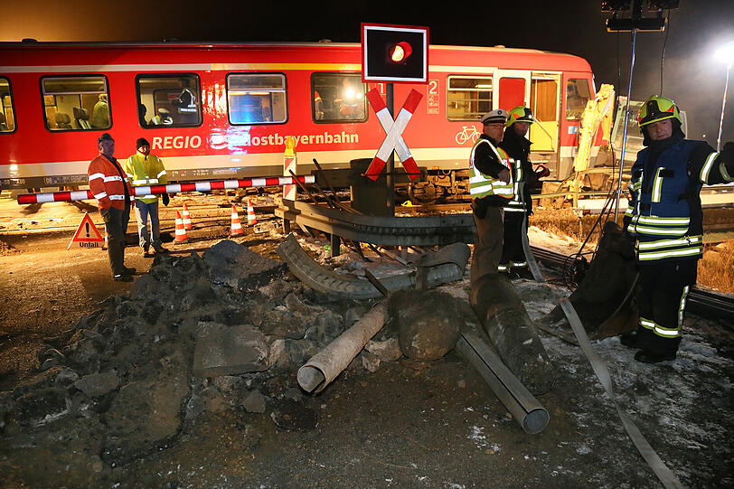 Bei Altötting hat ein Zug einen Bagger gerammt. Die Bilder vom Unfallort.