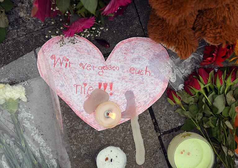 Anteilnahme vor dem OEZ: Am Montag nach der Schießerei trauern Münchner vor dem Einkaufszentrum und gedenken mit Bildern, Blumen und Schildern.