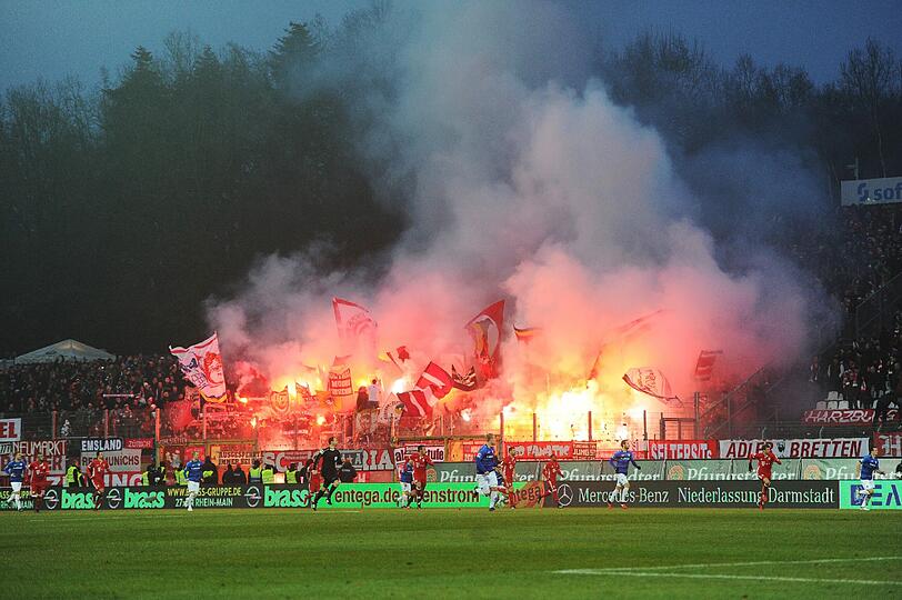 Wenig später zündeten die Fans Pyrotechnik en masse.