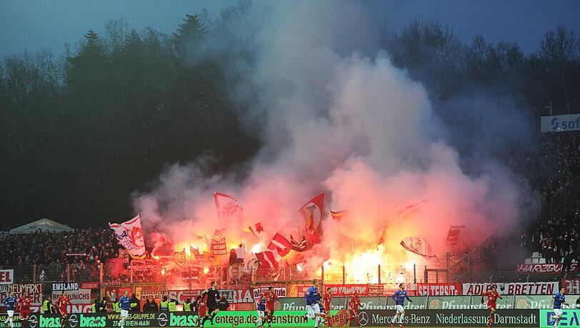 Wenig später zündeten die Fans Pyrotechnik en masse. Wenig später zündeten die Fans Pyrotechnik en masse.