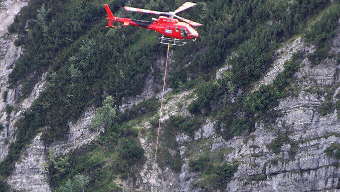Die Brandstelle lag in sehr steilem Gelände auf 1.500 Metern im Wald und war nur schwer zugänglich. Die Brandstelle lag in sehr steilem Gelände auf 1.500 Metern im Wald und war nur schwer zugänglich.