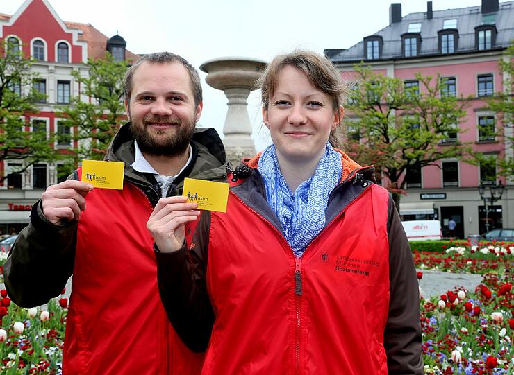 Die Problemlöser: Philipp Hertlein (35) und Franziska Liegl (26) passen ab dem Wochenende am Gärtnerplatz auf die Feiernden auf.