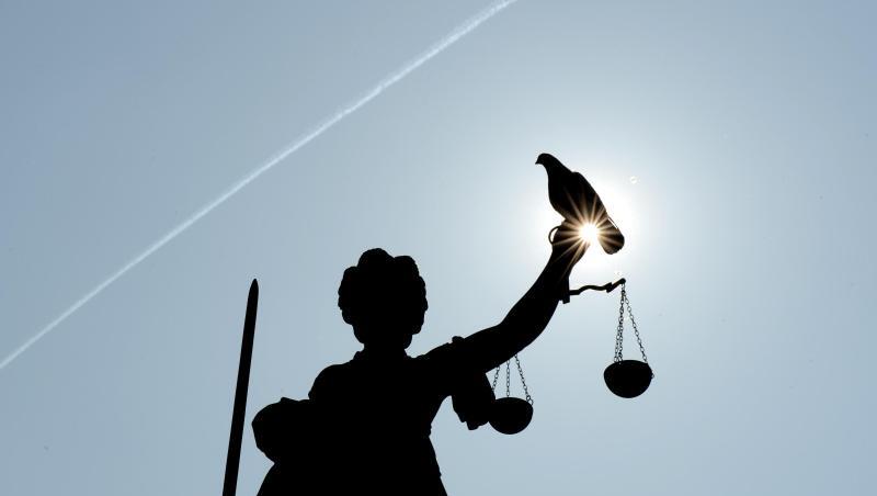 Justitia mit Sonne und Taube. Foto: Arne Dedert/Archivbild Justitia mit Sonne und Taube. Foto: Arne Dedert/Archivbild