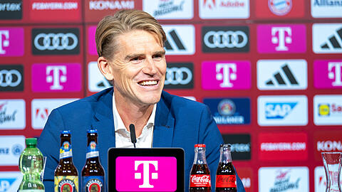 Christoph Freund wird bei einer PK als neuer Sportdirektor des FC Bayern München vorgestellt.