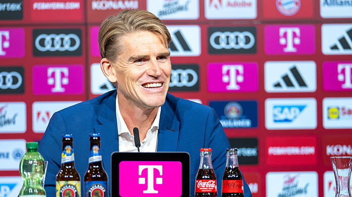 Christoph Freund wird bei einer PK als neuer Sportdirektor des FC Bayern München vorgestellt.