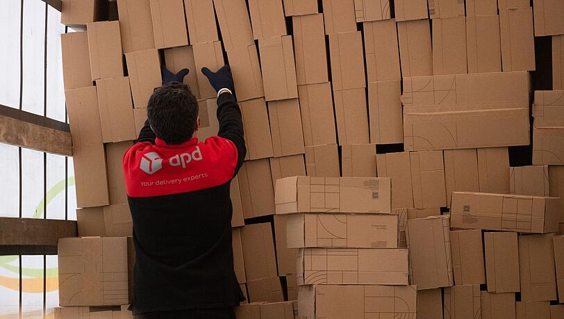 Ein Berg an Paketen, hier in einem Paketzentrum von DPD - an Logistikstandorten anderer Dienstleister sind es ähnlich große Massen.