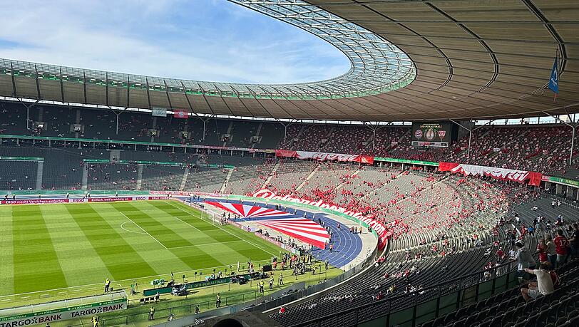 Die Choreo des FC Bayern liegt schon im Olympiastadion bereit. Die Choreo des FC Bayern liegt schon im Olympiastadion bereit.