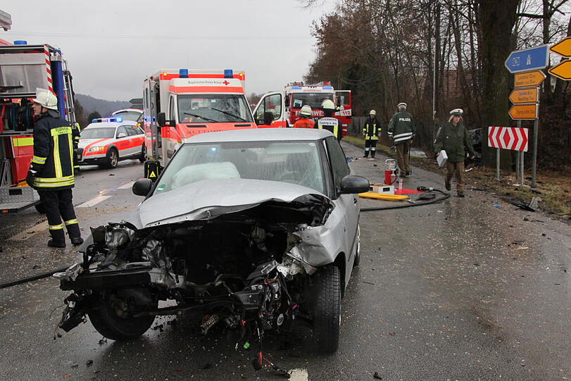 Im Landkreis Altöttingen kam es am Samstagvormittag zu einem schweren Zusammenstoß dreier Fahrzeuge. Die Bilder vom Unfallort.