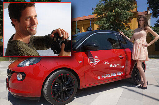 Links: Fotograf Andreas Ortner sitzt in der Jury. Rechts: Katrin, Schöne Münchnerin 2012, zeigt den Hauptgewinn: Einen Opel Adam von Häusler.