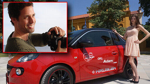 Links: Fotograf Andreas Ortner sitzt in der Jury. Rechts: Katrin, Schöne Münchnerin 2012, zeigt den Hauptgewinn: Einen Opel Adam von Häusler. Links: Fotograf Andreas Ortner sitzt in der Jury. Rechts: Katrin, Schöne Münchnerin 2012, zeigt den Hauptgewinn: Einen Opel Adam von Häusler.