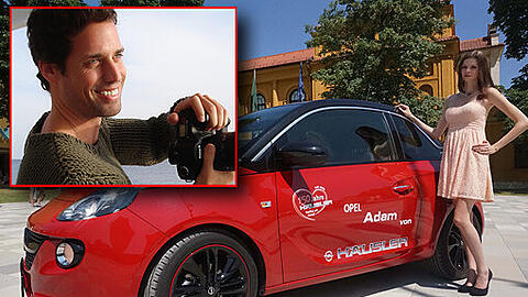 Links: Fotograf Andreas Ortner sitzt in der Jury. Rechts: Katrin, Schöne Münchnerin 2012, zeigt den Hauptgewinn: Einen Opel Adam von Häusler.