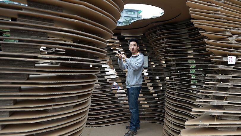 Ein Haus aus Pappe in Chongqing, China. Ein Haus aus Pappe in Chongqing, China.