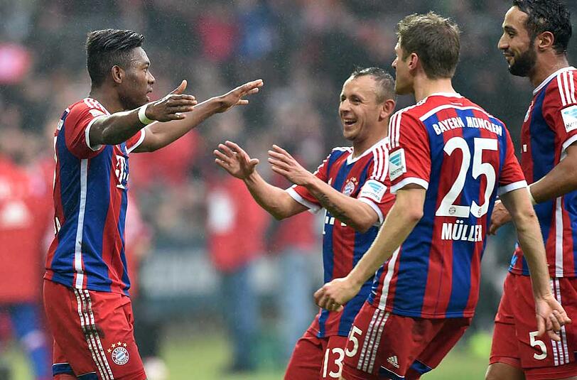 Seid umschlungen: David Alaba lässt sich nach seinem Freistoß-Treffer gegen Werder Bremen feiern.