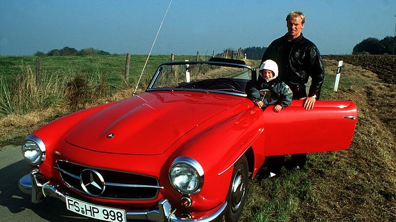 Legenden unter sich: Hansi Pflügler mit Sohnemann Sebastian und einem Mercedes 190/SL-Oldtimer.