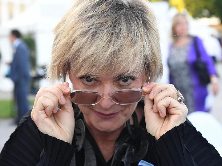 Gloria Fürstin von Thurn und Taxis schaut über ihre Brille. Foto: Felix Hörhager/dpa/Archivbild