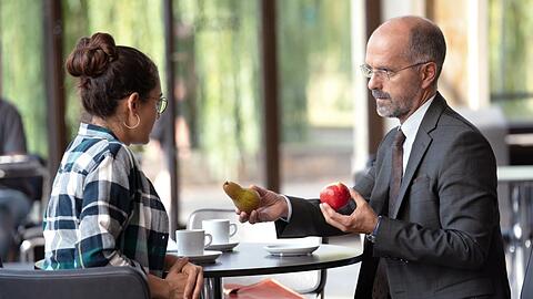 Naima (Nilam Farooq) lässt sich dank ihres Professors (Christoph Maria Herbst) bald nicht mehr zu falschen Vergleichen verleiten.