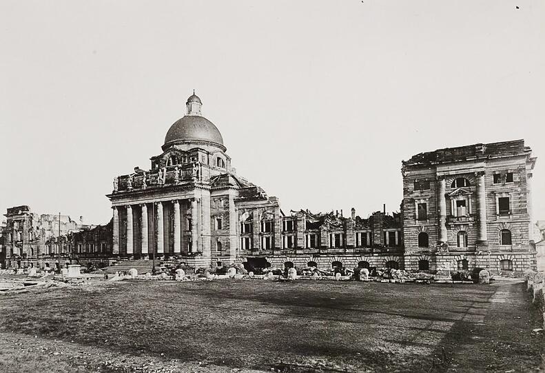1950: Das zerstörte Armeemuseum - nur die Kuppel ist erhalten.