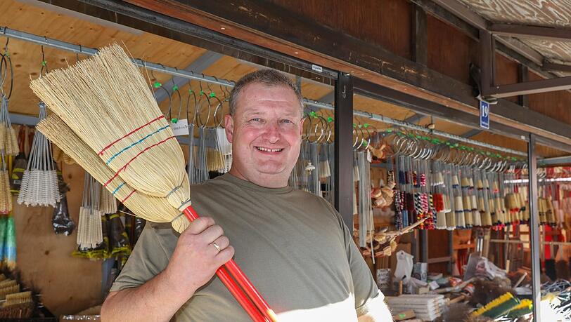 Lorenz Grill macht seine Besen und Bürsten noch selbst. Viele Stammkunden besuchen seinen Stand gezielt.