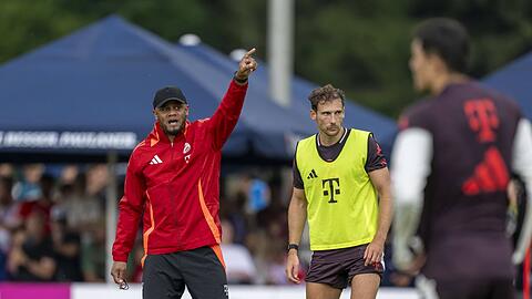Klare Ansage: Der neue Bayern-Coach Vincent Kompany weist per Pfiff, Individualgespräch oder Zuruf die Bayern-Spieler auf taktische Kniffe und Korrekturen hin.