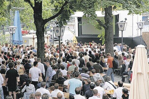 Im Biergarten des traditionsreichen Löwenbräukellers gibt&rsquo;s Bier, Hendl, Obatzdn, Radi &ndash; und zurzeit gleich nebenan eine große Baustelle.
