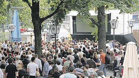 Im Biergarten des traditionsreichen Löwenbräukellers gibt&rsquo;s Bier, Hendl, Obatzdn, Radi &ndash; und zurzeit gleich nebenan eine große Baustelle.