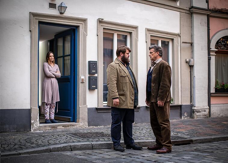 Konrad Behringer (Antoine Monot, zweiter von links) stattet Daria Kronau (Maria Ehrich), der Frau des Überraschungstäters, einen Besuch ab. Ihr Schwiegervater Alfred Kronau (Thomas Sarbacher) kommt auch dazu. Konrad Behringer (Antoine Monot, zweiter von links) stattet Daria Kronau (Maria Ehrich), der Frau des Überraschungstäters, einen Besuch ab. Ihr Schwiegervater Alfred Kronau (Thomas Sarbacher) kommt auch dazu.