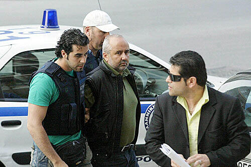 Geiselgangster Constantinos A. (Mitte) bei seiner Festnahme durch die Polizei in Thessaloniki im Dezember 2009.