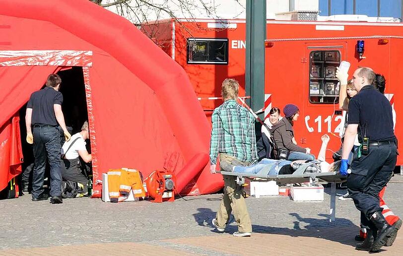 Verletzte werden vor dem Einkaufszentrum CentrO in Obertshausen versorgt.