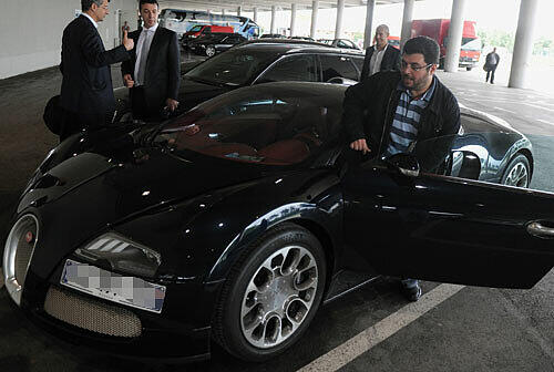 Auftritt auf breitem Fuß: Hasan Ismaik schaut im 1,2 Millionen Euro teuren Bugatti beim Heimspiel gegen Karlsruhe vorbei.
