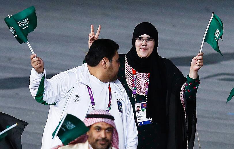 Erst kurz vorher hatten sich die Funtionäre geeinigt,
dass sie mit einer Kopfbedeckung antreten darf. In Saudi-Arabien gilt
Frauensport noch immer als schamlos. Shaherkanis Kurz-Auftritt war
deshalb ein Zeichen für die Zukunft.