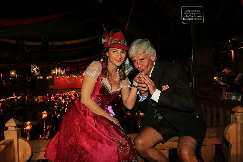 An Carolines Seite begibt sich der Glücksrad- Moderator Frederic Meisner.