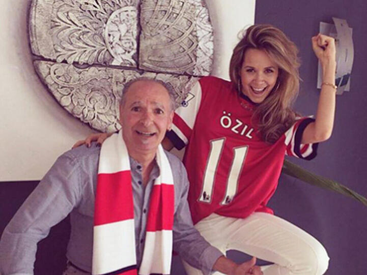 Mandy feiert mit ihrem Papa das Comeback von Fußballstar und Freund Mesut Özil