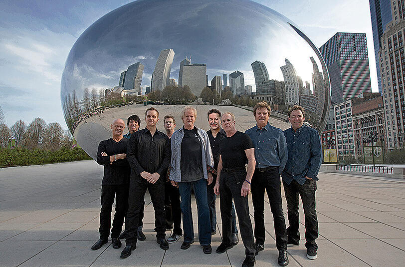 In der Musik-Arena lädt die Kultband Chicago zum abrocken ein.