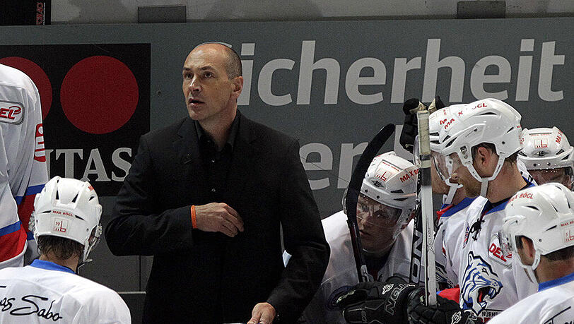 Derek Mayer betreute in der Saison 2011/2012 den DEL-Klub Nürnberg Ice Tigers. Derek Mayer betreute in der Saison 2011/2012 den DEL-Klub Nürnberg Ice Tigers.