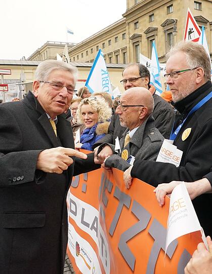 Minister a.D. Thomas Goppel bei der Demonstration der Pflegekräfte in der Innenstadt.