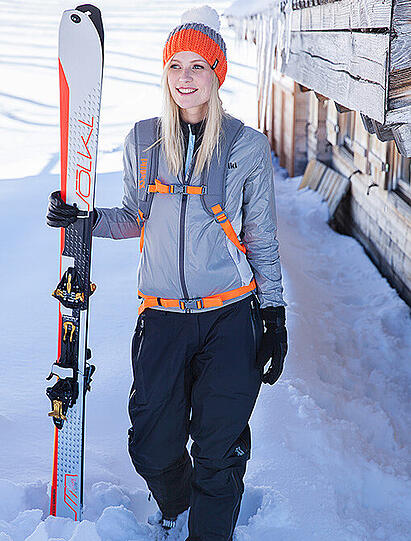 Auch Snowboardfahrer kleiden sich nächste Saison eher gedeckt. Aber bei ihnen bleibt Colourblocking wichtig: Viele Hersteller arbeiten mit großflächigen Farbblöcken, beschreibt die Messe München. In der Ski-Fashion ist das anders: Colourblockings gehen zugunsten von Ton-in-Ton-Mischungen zurück. Aber insgesamt stehen dort tatsächlich monochrome Modelle im Vordergrund. Das entspricht dem Trend, dass Wintersportler ihre Kleidung von der Piste nicht mehr nur dort tragen wollen - sondern vielleicht auch beim Winterspaziergang durch die Stadt.