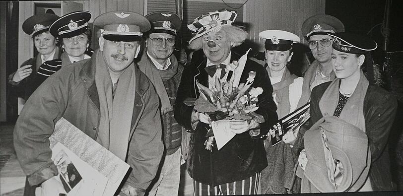 Hutsammler Felix Felzmann (3.v.l.) mit Clown Popow bei der Hutübergabe nach seiner letzten Vorstellung in Augsburg.