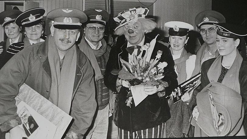 Hutsammler Felix Felzmann (3.v.l.) mit Clown Popow bei der Hutübergabe nach seiner letzten Vorstellung in Augsburg. Hutsammler Felix Felzmann (3.v.l.) mit Clown Popow bei der Hutübergabe nach seiner letzten Vorstellung in Augsburg.
