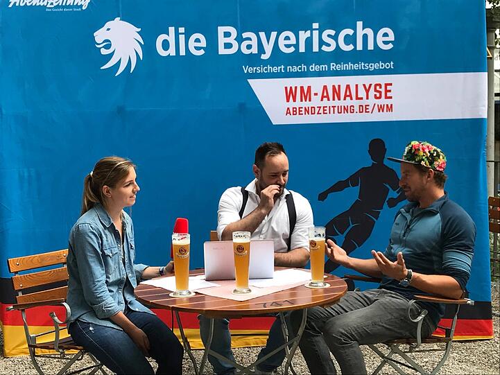 Der erste Talk: Die Bayerische WM-Analyse mit Schauspieler Ben Blaskovic (re.) im Paulaner Bräuhaus am Kapuzinerplatz.
