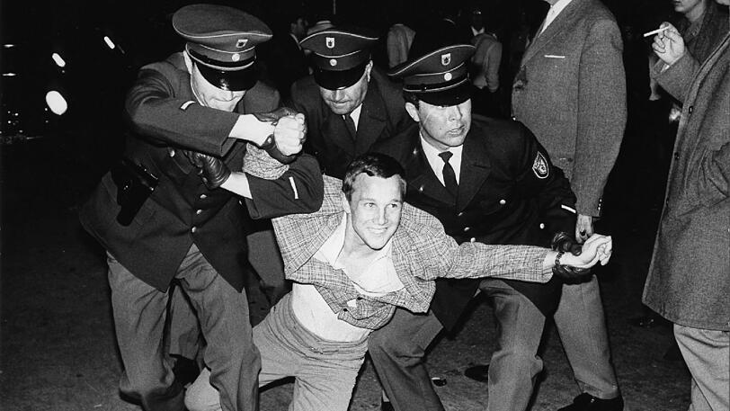 Das Foto zeigt eine Szene der "Schwabinger Krawalle" von 1962.