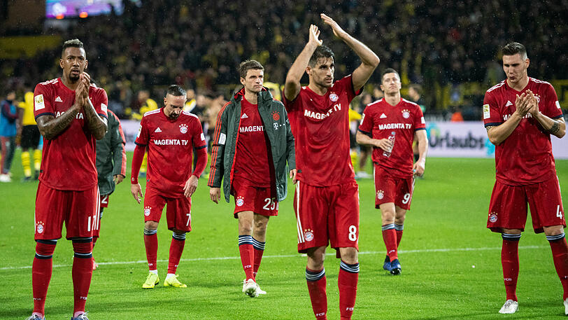9. Die Jägerrolle: Präsident Hoeneß schwört die Spieler in der Mannschaftssitzung ein. Hilft nichts, auch die zweimalige Führung durch die Treffer von Lewandowski. Der BVB, beschwingt durch Top-Neuzugänge und Trainer-Volltreffer Favre, setzt sich am 10. November mit 3:2 durch, zieht auf neun Punkte davon. Bayern nach langer Zeit wieder mal in der Rolle des Jägers.