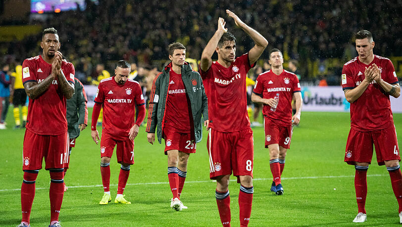 9. Die Jägerrolle: Präsident Hoeneß schwört die Spieler in der Mannschaftssitzung ein. Hilft nichts, auch die zweimalige Führung durch die Treffer von Lewandowski. Der BVB, beschwingt durch Top-Neuzugänge und Trainer-Volltreffer Favre, setzt sich am 10. November mit 3:2 durch, zieht auf neun Punkte davon. Bayern nach langer Zeit wieder mal in der Rolle des Jägers. 9. Die Jägerrolle: Präsident Hoeneß schwört die Spieler in der Mannschaftssitzung ein. Hilft nichts, auch die zweimalige Führung durch die Treffer von Lewandowski. Der BVB, beschwingt durch Top-Neuzugänge und Trainer-Volltreffer Favre, setzt sich am 10. November mit 3:2 durch, zieht auf neun Punkte davon. Bayern nach langer Zeit wieder mal in der Rolle des Jägers.