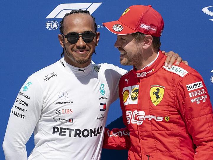 Lewis Hamilton (l) will Sebastian Vettel trotz seines großen Vorsprungs nicht abschreiben.
