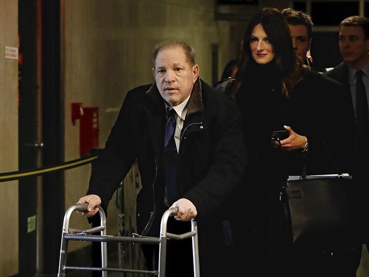 Harvey Weinstein verlässt mit seiner Anwältin Donna Rotunno das Gerichtsgebäude.